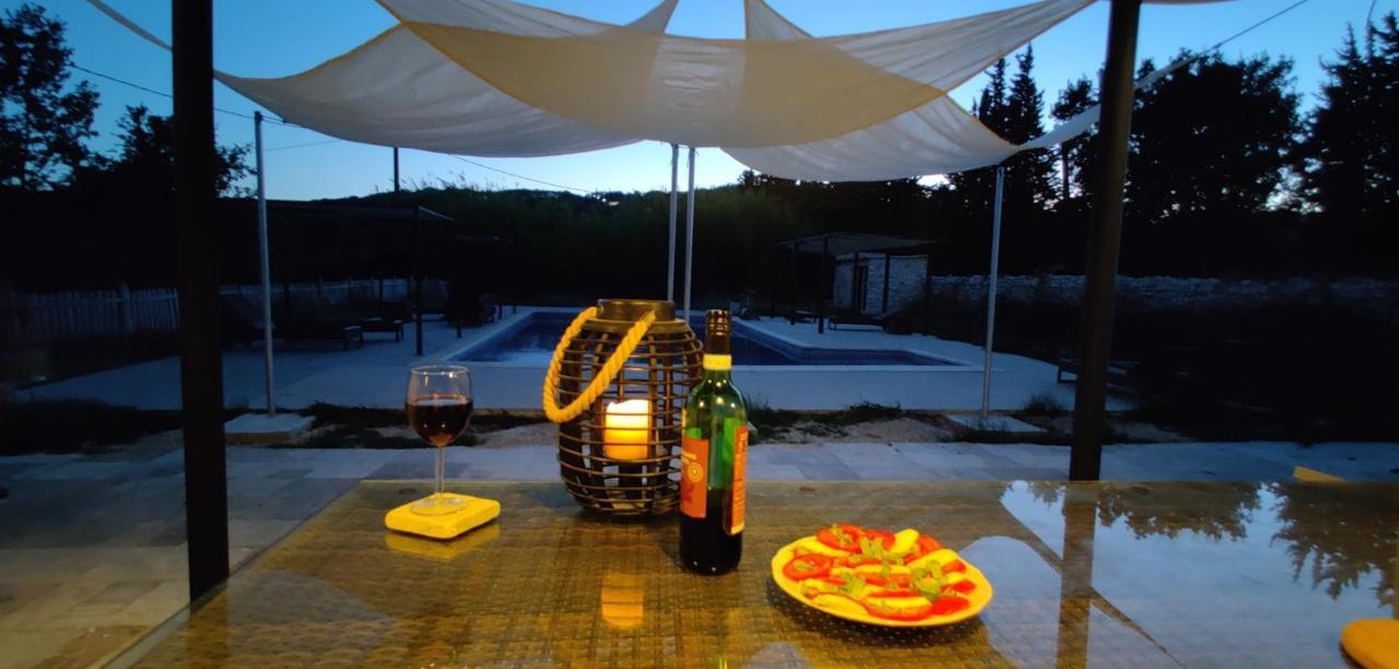Superbe Chambre Avec Terrasse, Parking Prive, Jardin, Calme, Climatisation, 10 Mn Pont Du Gard #7 Apartment โรชฟอร์ต-ดู-การ์ ภายนอก รูปภาพ